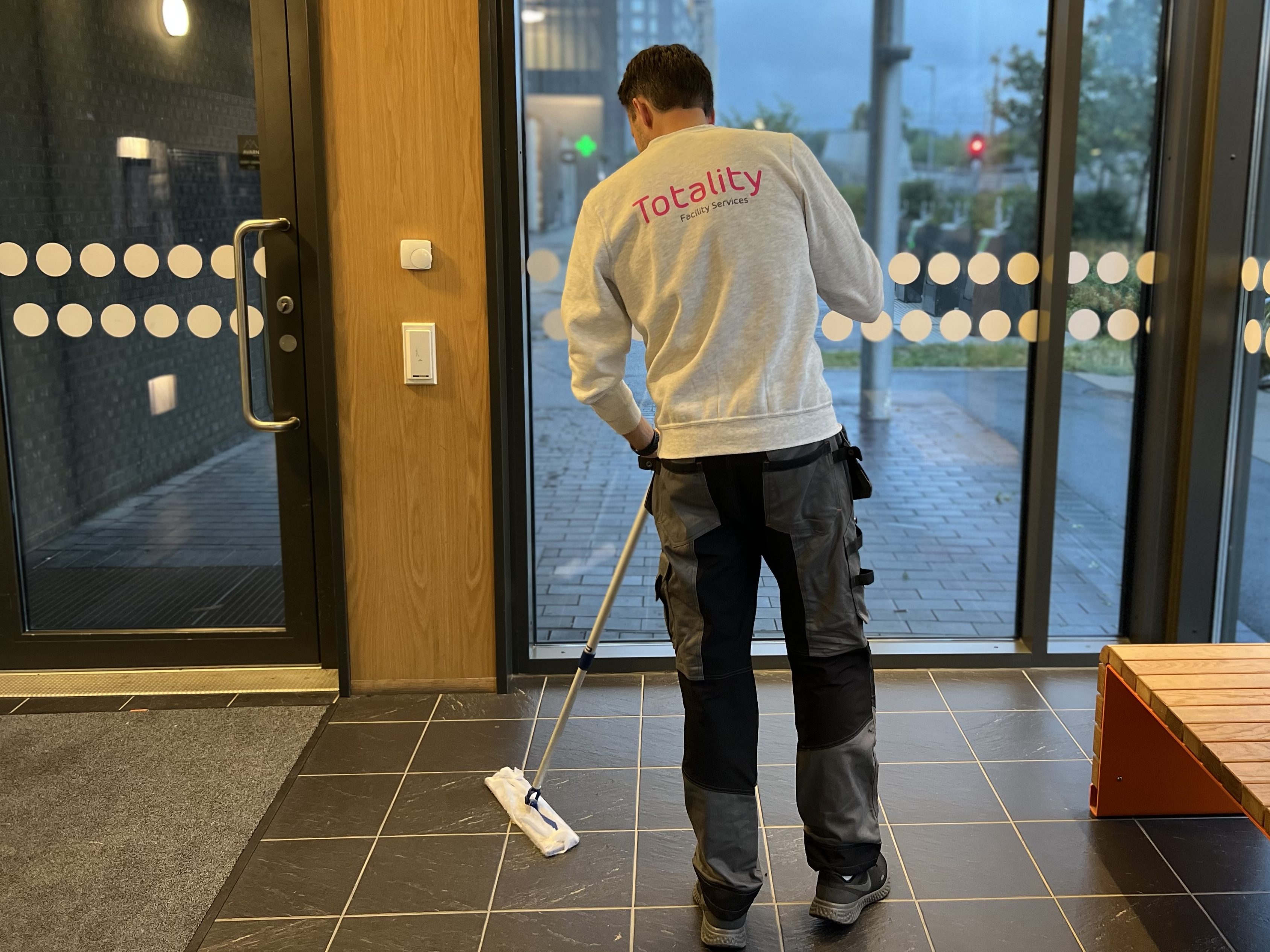 Vaskefirma vs Renholdsfirma: Hva Er Forskjellen?